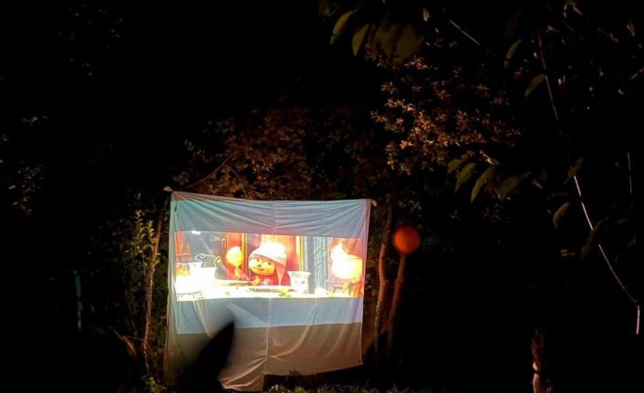 Kars’ta öğretmenden sıcak yaz akşamında çocuklara sinema keyfi