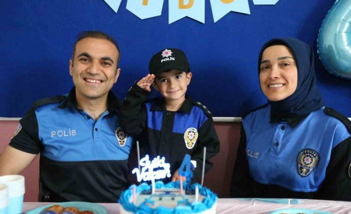 Kars’ta polis olmak isteyen çocuğa, polislerden doğum günü sürprizi