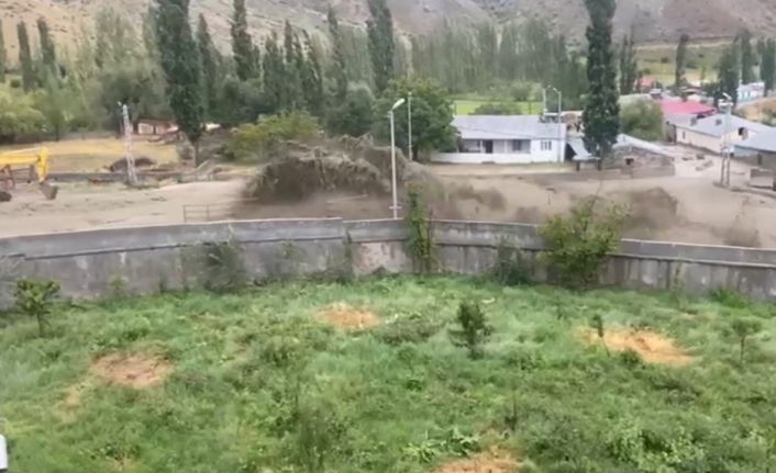 Kars’ta selin geliş anı kamerada