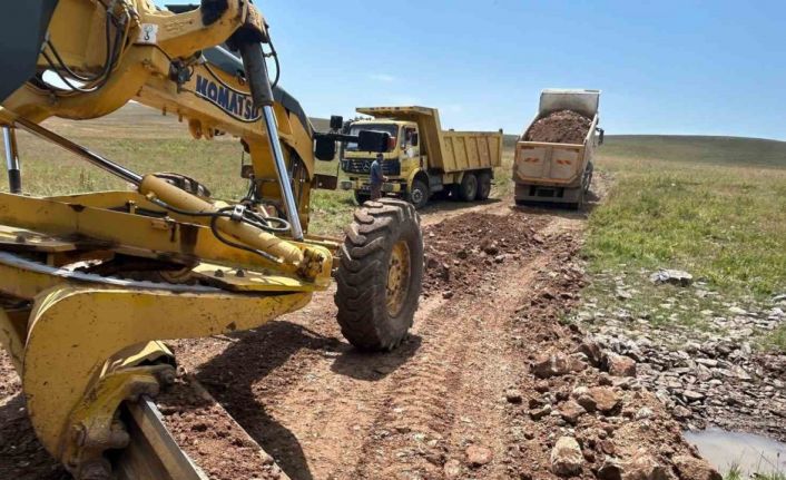 Kars’ta yayla yolları yapımı sürüyor