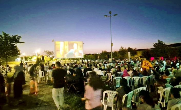 Kartepe’de vatandaşlar açık hava sinemasında buluştu