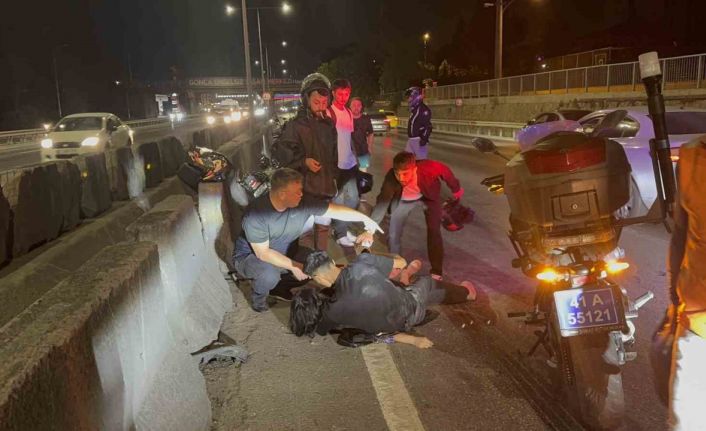 Kasksız kaza yaptılar: Yaralı sürücü, baygın kız arkadaşının başından ayrılmadı