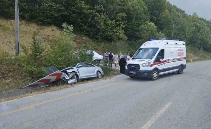 Kastamonu’da iki otomobil çarpıştı: 2 yaralı