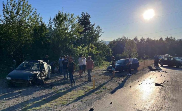 Kastamonu’da iki otomobil kafa kafaya çarpıştı: 4 yaralı