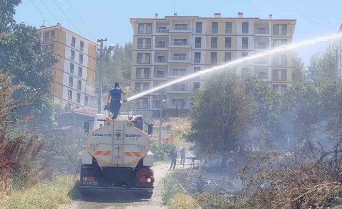Kavaklıdere ilçe merkezindeki yangın büyümeden kontrol altına alındı