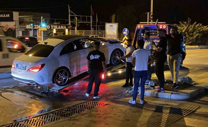Kavşakta çarpışan 2 otomobilde maddi hasar oluştu