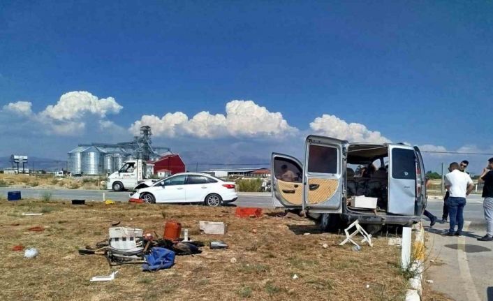 Kavşakta çarpışan iki otomobil hurdaya döndü: 5 yaralı