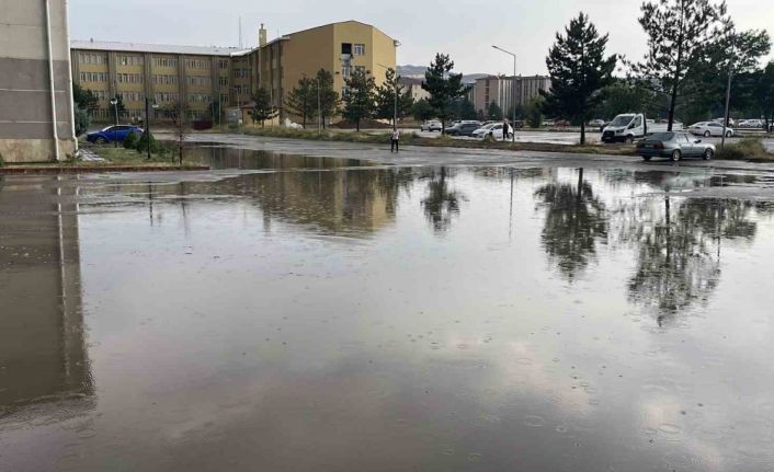 Kavurucu sıcaklar yerini sağanak ve taşkınlara bıraktı