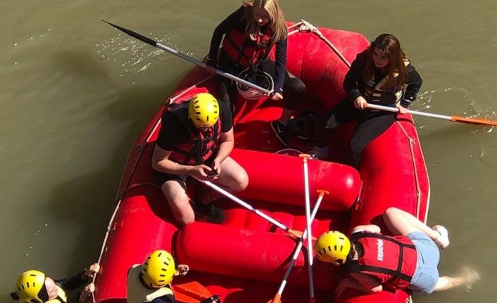 Kavurucu sıcaklarda rafting yaparak serinlediler