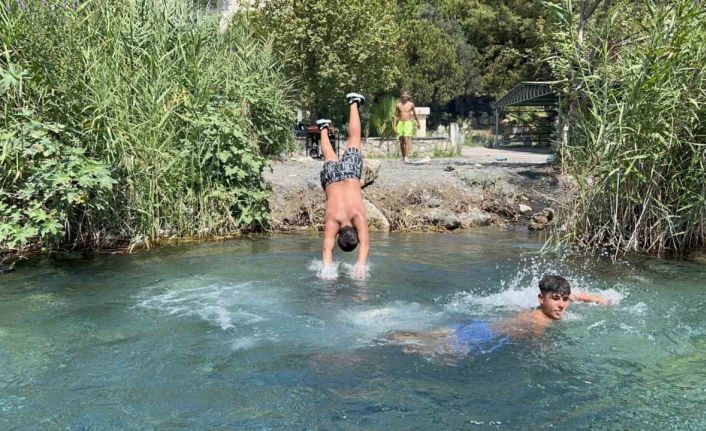 Kavurucu sıcaktan bunalan vatandaşlar, soluğu buz gibi suyuyla mest eden doğal kaynak suyunda aldılar