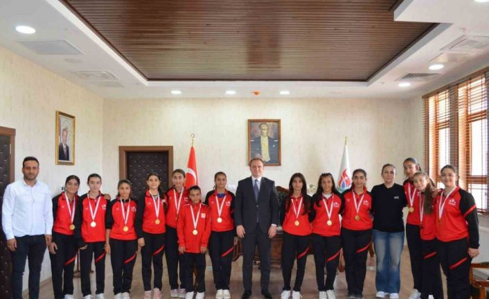 Kaymakam Koşansu, şampiyon voleybolcuları ağırladı