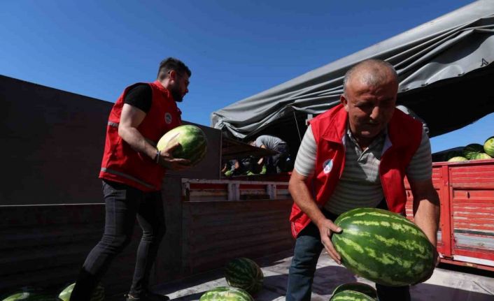 Kayseri’de 17 ton karpuz dağıtıldı
