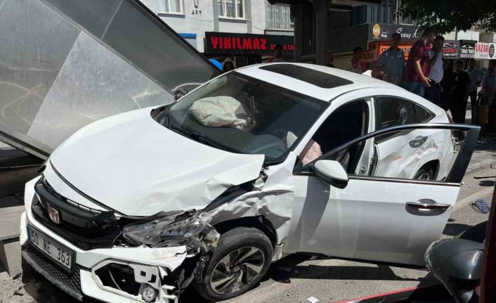 Kayseri’de kazada otomobiller kullanılamaz hale geldi