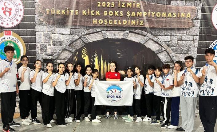 Kayserili minik Kick Boks sporcuları 4 madalya ile döndü