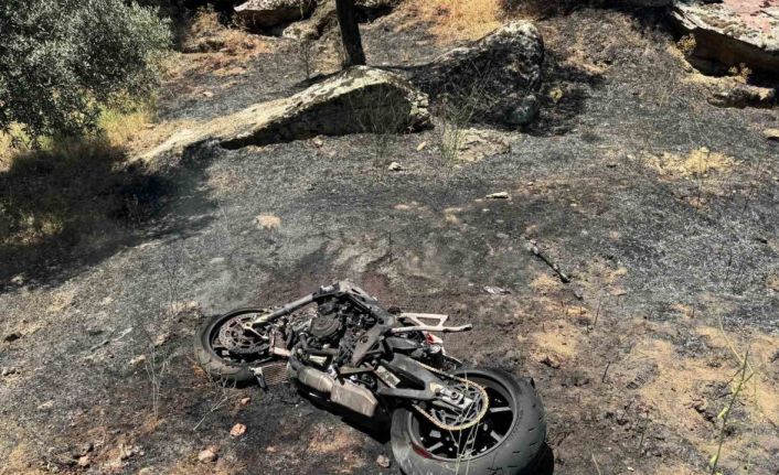 Kaza sonrası çıkan yangın, yol kenarına bırakılan su bidonlarıyla söndürüldü