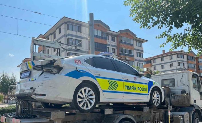 Kazayı inceleyen polisin aracına kontrolden çıkan otomobil çarptı: 1’i polis 3 yaralı