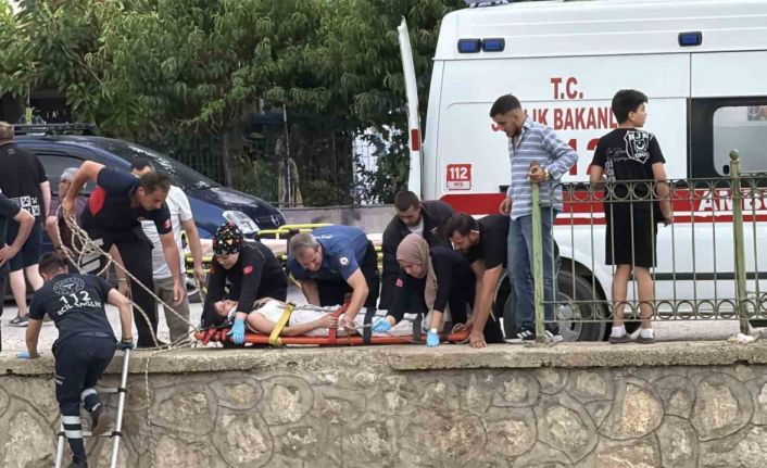 Kediye yardım etmek isterken su kanalına düştü