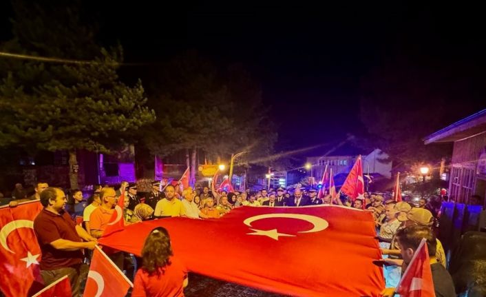 Kemaliyeliler Türk bayraklarıyla şehitleri andı