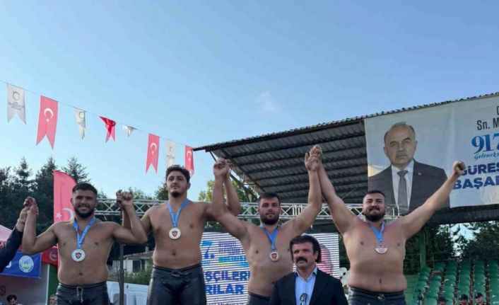 Kemer Belediyesi güreşçileri kürsüye çıktı