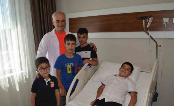 Kemik kısalığı olan Efe’nin önce sağ kolu uzatıldı şimdi ise sol kolu için tedavi görüyor