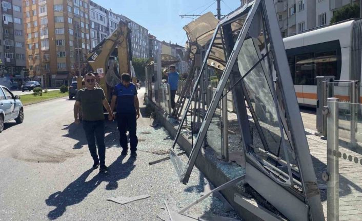 Kepçe kolu tramvay durağına çarptı: 1 yaralı