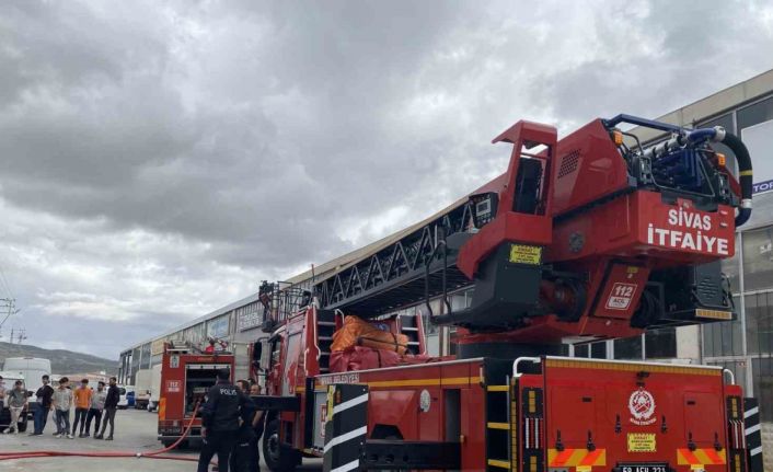 Keresteciler Sitesi’ndeki yangında itfaiye ekiplerinin zamanla yarışı kameralara yansıdı