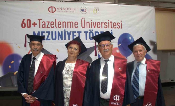 Kıbrıs gazileri 72 yaşında üniversiteyi bitirip kep attılar