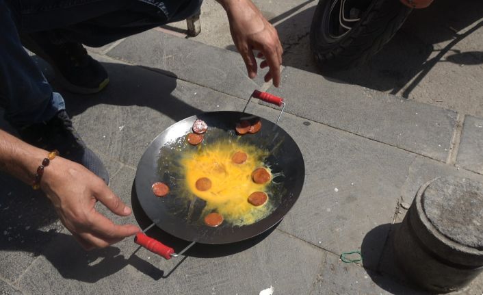 Kilis’te kavurucu sıcakta betonun üzerinde sucuklu yumurta pişirildi