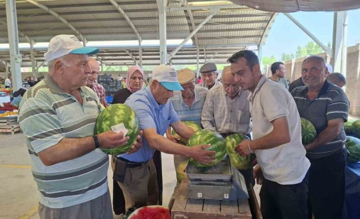 Kilosu 3 liradan satılan 17 ton karpuz 2 saatte tükendi