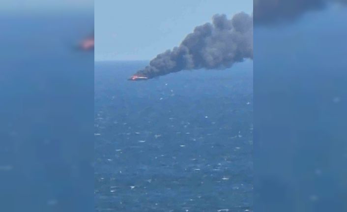 Kınalıada açıklarında teknede yangın paniği: 16 kişi denize atladı