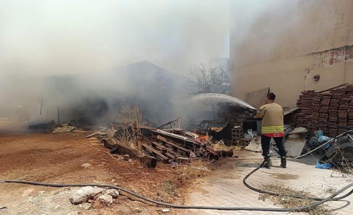 Kırıkhan’da evde çıkan yangın, otomobile sıçradı