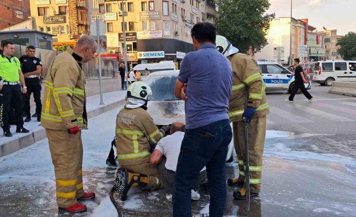 Kırıkkale’de seyir halindeki otomobil yandı