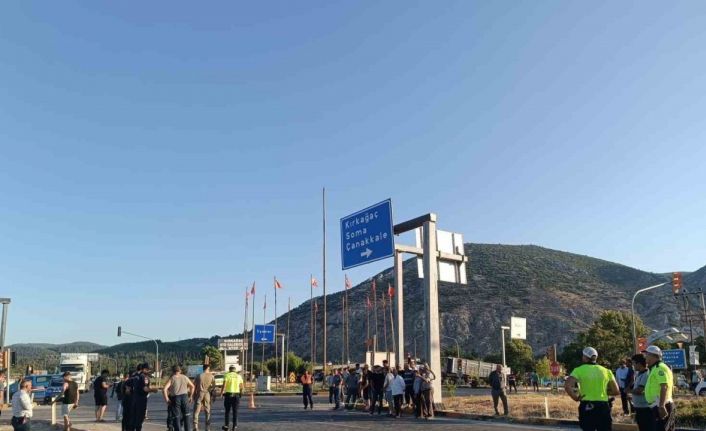 Kırkağaç’ta hafif ticari araç ile motosikletin çarpıştığı feci kaza kamerada: 1 ölü, 1 yaralı