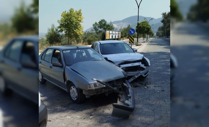 Kırkağaç’ta iki otomobil çarpıştı: 2 yaralı