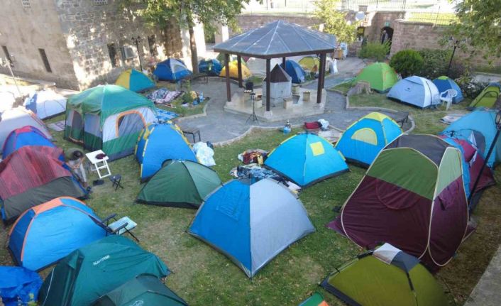 Kırkpınar sevdalıları otellerde yer bulamayınca parklara çadır kurdu