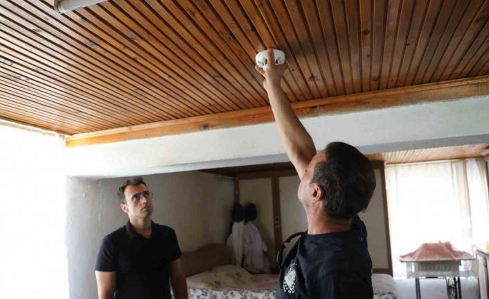 Kırsaldaki yaşlı çınarların evlerine duman dedektörü