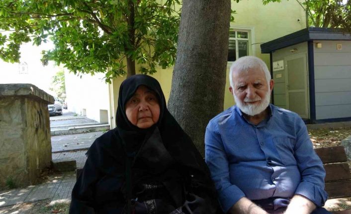 Kızı ve damadıyla ortak aldıkları evden atılan yaşlı çift, günlerini cami avlusunda geçiriyor