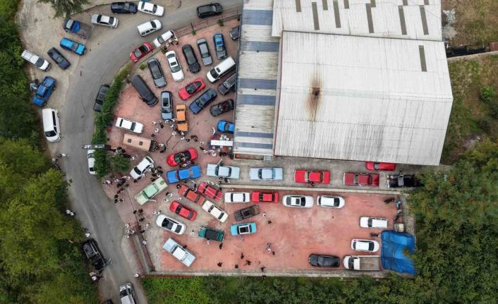 Klasik otomobillerle nostaljik düğün konvoyu