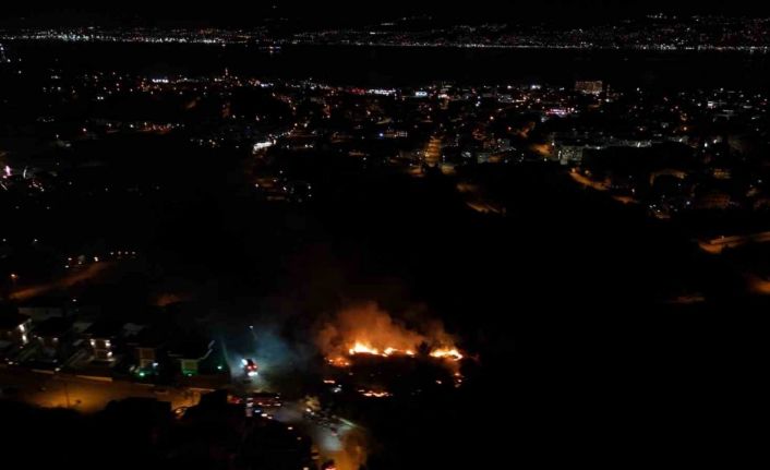 Kocaeli Başiskele’de çalılık alanda çıkan yangın geceyi aydınlattı
