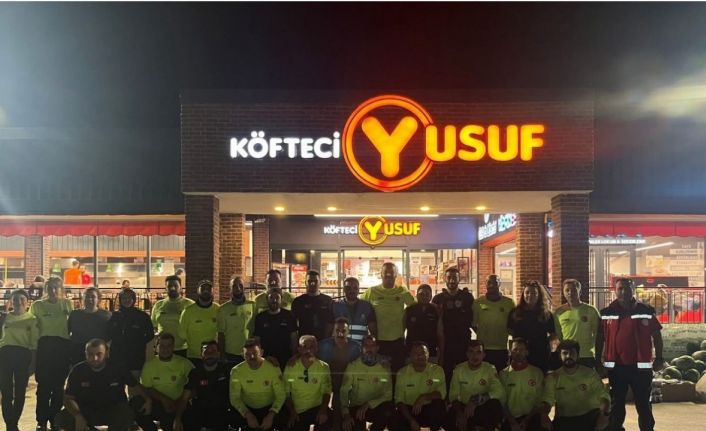 Köfteci Yusuf, yangınla mücadele eden ekiplere kapılarını açtı