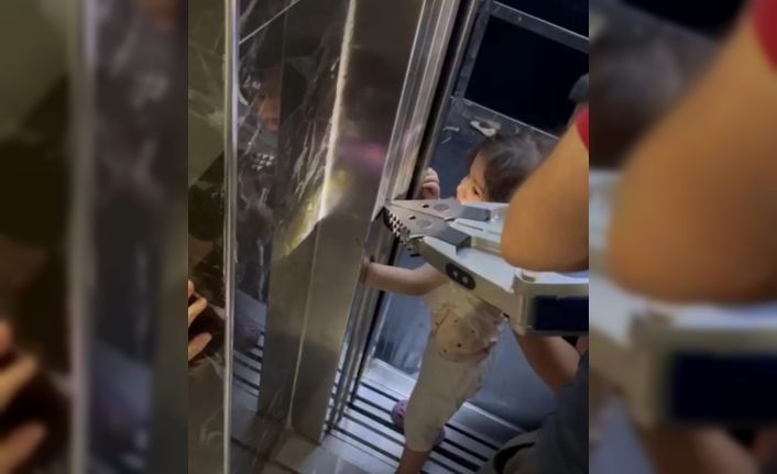 Kolu asansöre sıkışan çocuk kurtarıldı