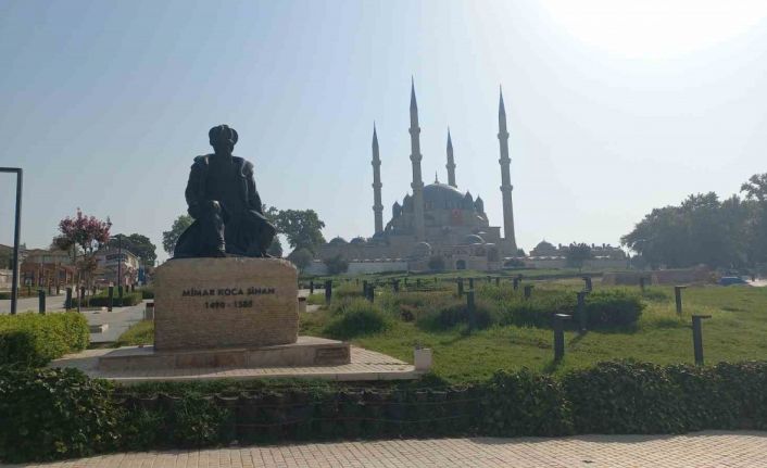 Komşuda çıkan yangının dumanı Edirne’ye ulaştı: Görüş mesafesi azaldı, koku evlere kadar girdi