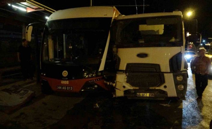 Kontrolden çıkan beton mikseri trambüse çarptı: 4 yaralı