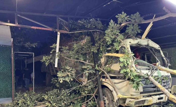 Kontrolden çıkan demir yüklü kamyon restoranın bahçesine uçtu: 2 yaralı