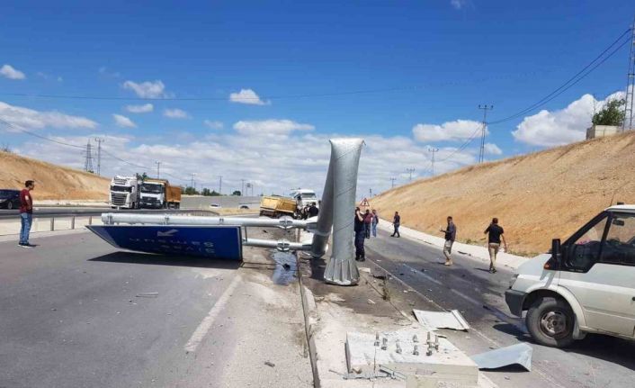 Kontrolden çıkan hafriyat kamyonu yön tabelasına çarptı: 1 yaralı
