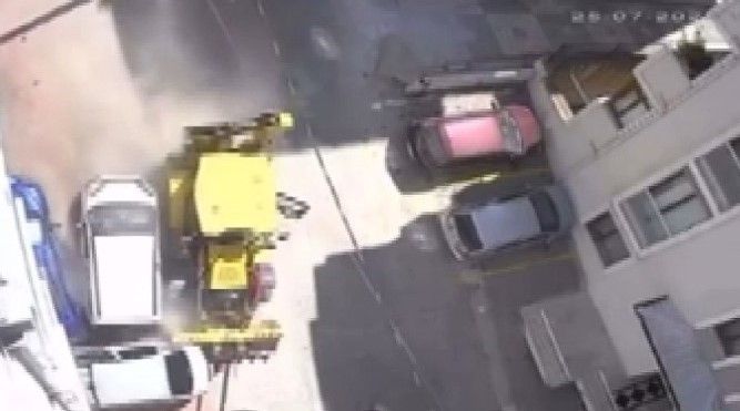 Kontrolden çıkan kepçe dehşet saçtı