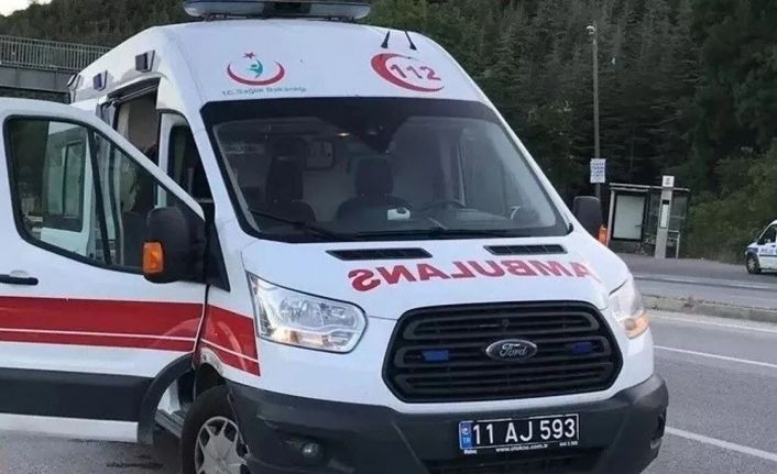 Kontrolden çıkan motorlu bisiklet devrilirken, sürücüsü yaralandı