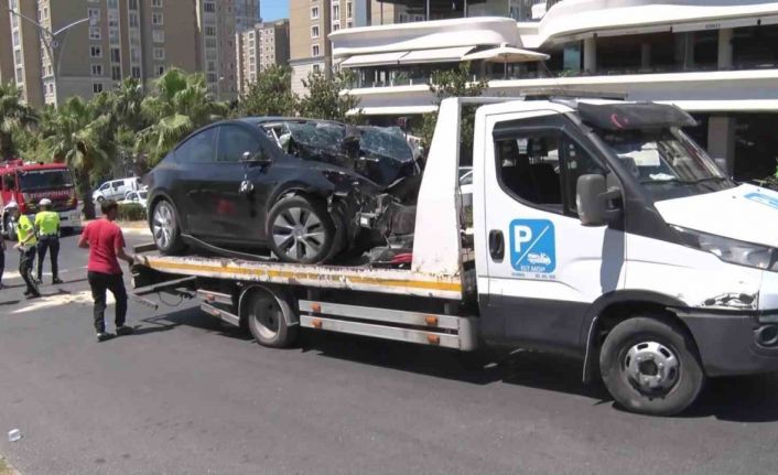 Kontrolden çıkan otomobil ağaca çarpıp karşı şeride geçti: 4 yaralı