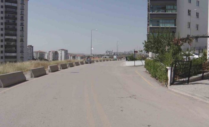 Kontrolden çıkan otomobilin gençlere çarpma anı güvenlik kamerasına yansıdı