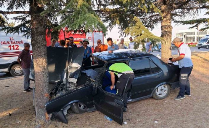 Kontrolden çıkan Tofaş orta refüjdeki ağaca çarptı: 1 yaralı